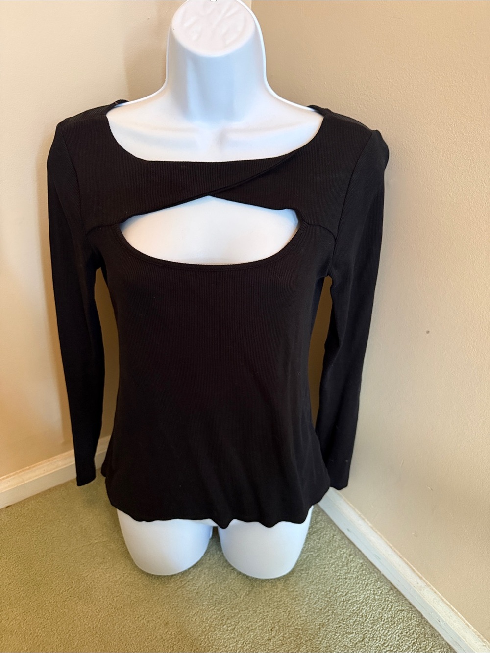 Venus Black Long-Sleeve Cutout Women's Top size small